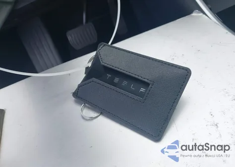 2018 Tesla Model 3 Long Range/Mid Range z USA, uszkodzony, nr VIN 5YJ3E1EA8JF023745